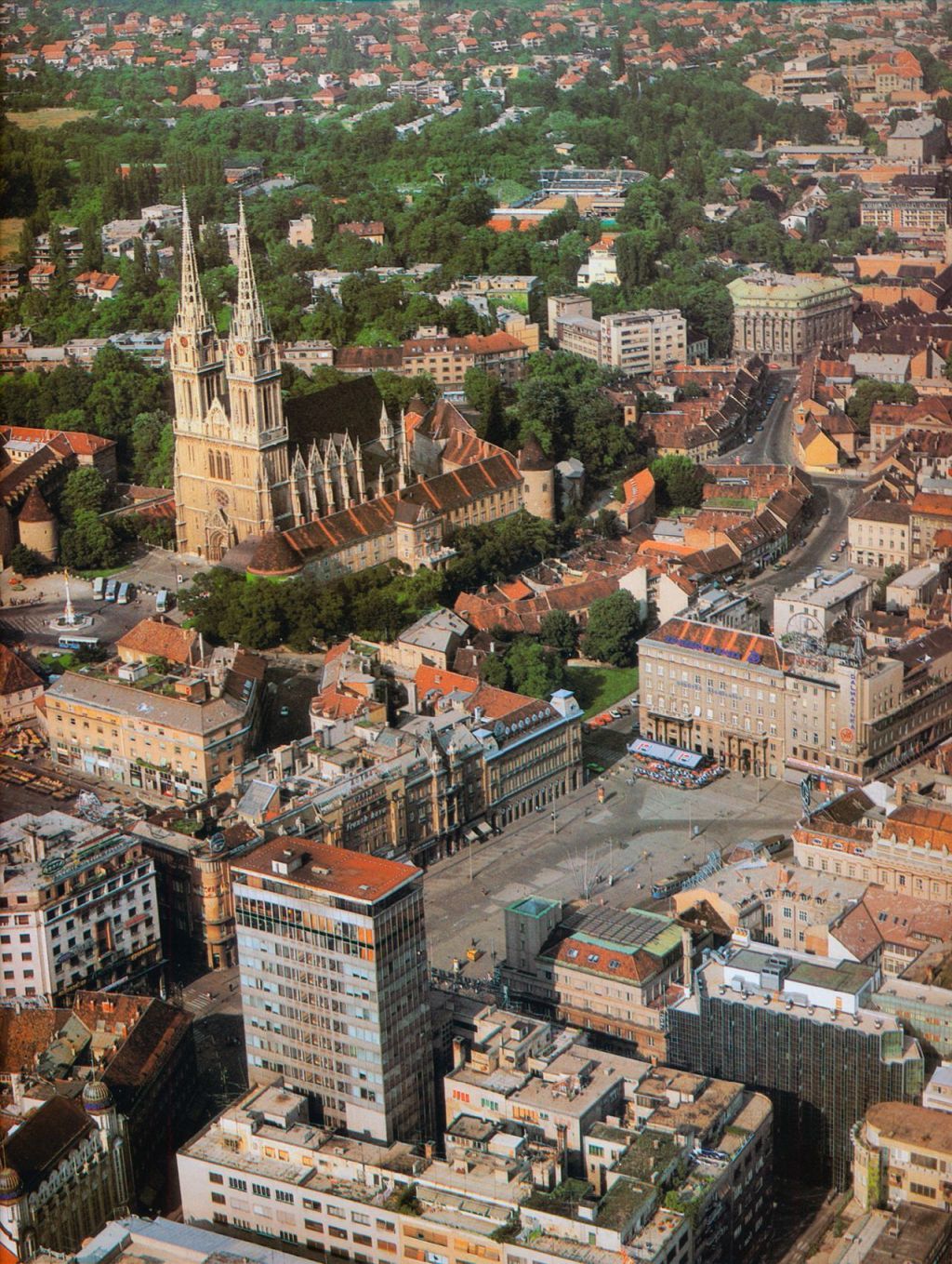 Panorama Zagreba oko Trga Republike (današnji Trg bana Jelačića) 1983. godine